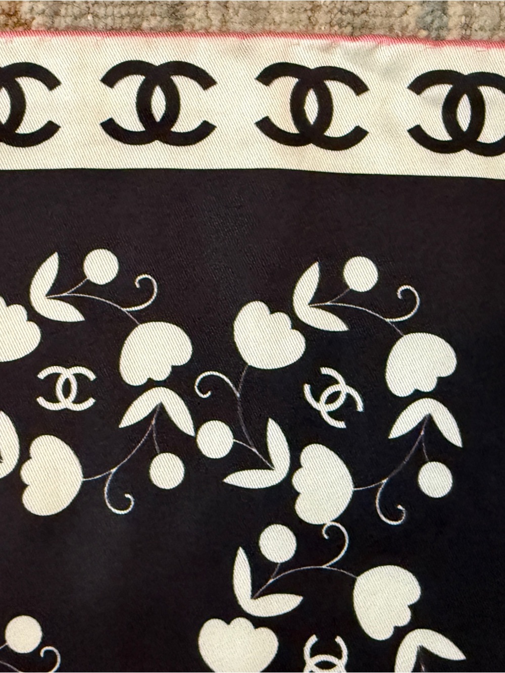100% Silk 90cm Black & White Interlocking CC Silk Scarf - Picture 4 of 9